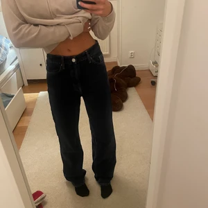 Zara jeans  - Super snygga mörk blå jeans från zara som har super snygga konturer på fickorna💗Är i storlek 32 men är stora i storleken, stod även så på hemsidan