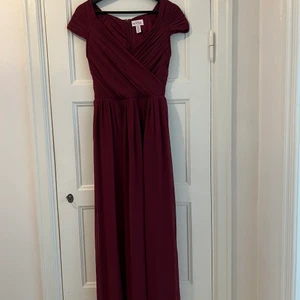 Klänning, vinröd, small - Vacker festklänning till bröllop, fest, bal, event. Användes vid ett tillfälle som brudtärneklänning. sitter åt upptill, faller mycket vackert nedtill. Klänningen är i mycket gott skick.  Köptes på Nelly.se för cirka 2000 kr, säljes för 900 kronor. Finns att hämta i Sundbyberg.