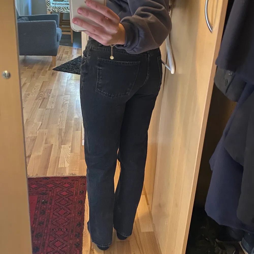 Säljer svarta mid-waist jeans från Zara i storlek 38! Innerbenslängd: 83cm. Midjemått: ca 80cm. Säljer vid bra bud (därav 1kr i annonsen), köparen står för frakten😊 Ps. Smutsig spegel, det är ej smuts på byxorna!. Jeans & Byxor.