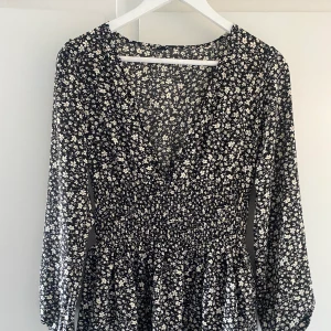 klänning  - supersöt klänning, köparen står för frakten!