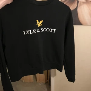 Lyle skott hoodie - Hej säljer min lyle scott hoodie/ tröja , den är i ny skick och storlek s , den har inga hål eller märken , säljer den då den är lite stor fick den i present i april i år 
