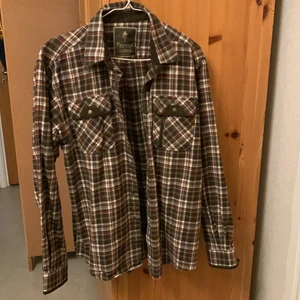 Rutig skjorta - Rutig skjorta från Pinewood köpt second hand, storlek L