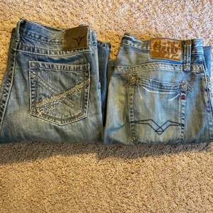  Lågmidjade snygga jeans . -  Här är två par lågMidjas jeans från nittiotalet som jag har fått av min mamma. Jag har använt dem båda några få gånger.❤️ Om du vill köpa ett par jeans så kostar det 300 kr och om du vill köpa båda två så kostar det 500kr!❤️. Köparen står för frakt