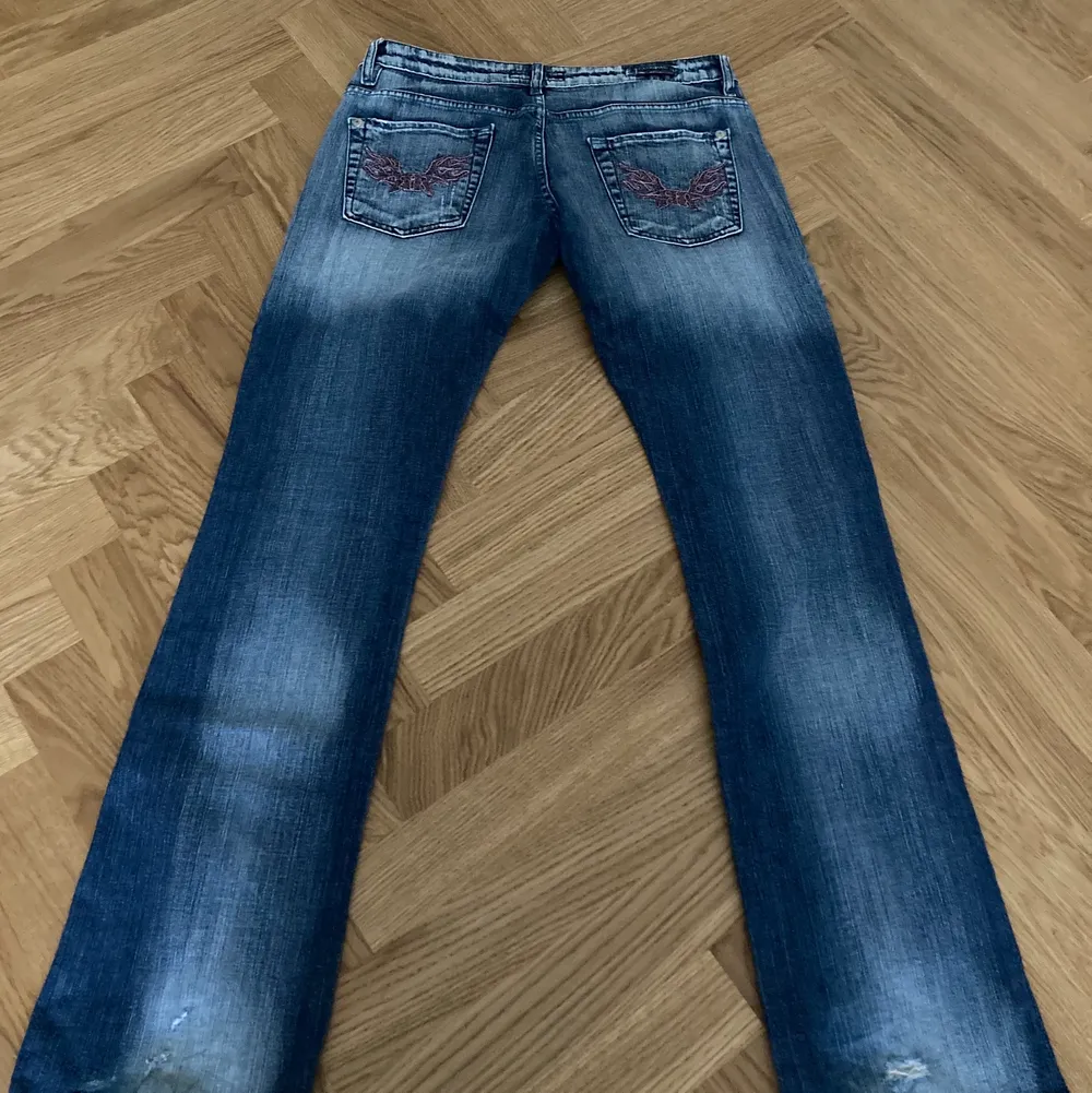 Skitsnygga lågmidjade bootcut jeans med snygga fickor🤍🤍Märket är rock and republic. Jeans & Byxor.