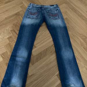 Skitsnygga lågmidjade bootcut jeans med snygga fickor🤍🤍Märket är rock and republic