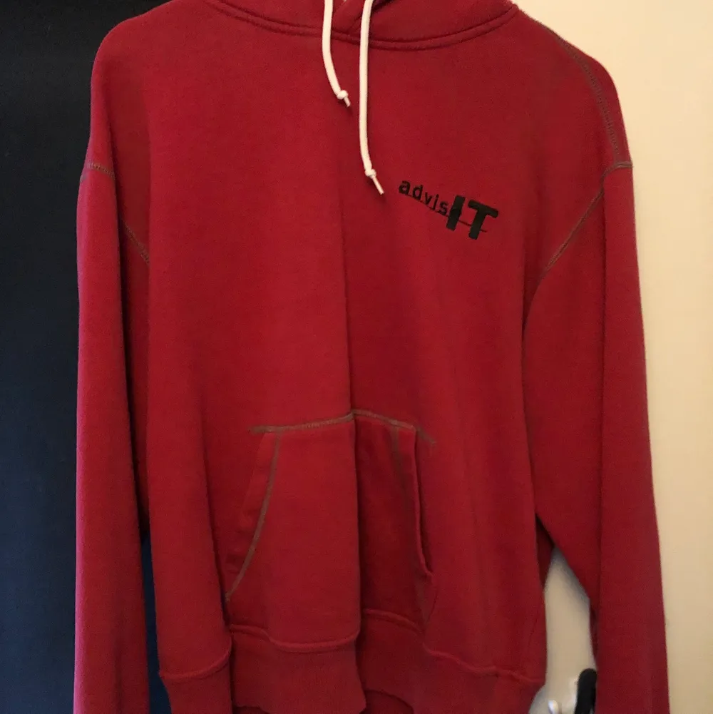Asfet röd hoodie med super tjockt och skönt material😇. Hoodies.
