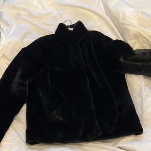 Pälsjacka från ONLY  - En fusk pälsjacka från ONLY köpt för några år sen, använd kanske ca 5 gånger, fint skick och hel. 