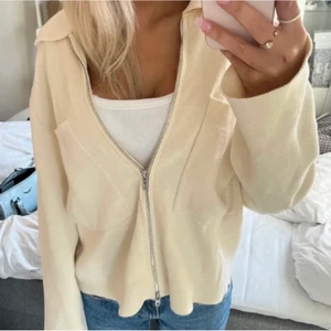 Kofta/cardigan - Säljer denna kofta från Åhléns då den inte kommer till användning! Jätte fint skick!❤️