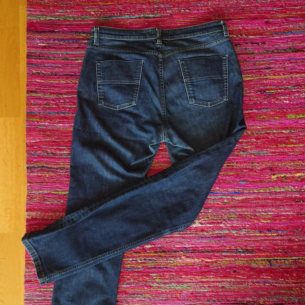 Filippa K Jeans storlek 32/32. (Large) Orginal färg Raw Blue, dessa är inslitna i färgen. Finns på Kungsholmen . Jeans & Byxor.