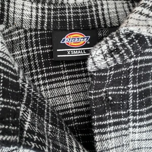 Dickies skjorta - Rutig Dickies-skjorta i kraftigt material (köpt på Carlings). Skön skjorta i mycket fint skick och endast använd någon gång. Storlek XS.