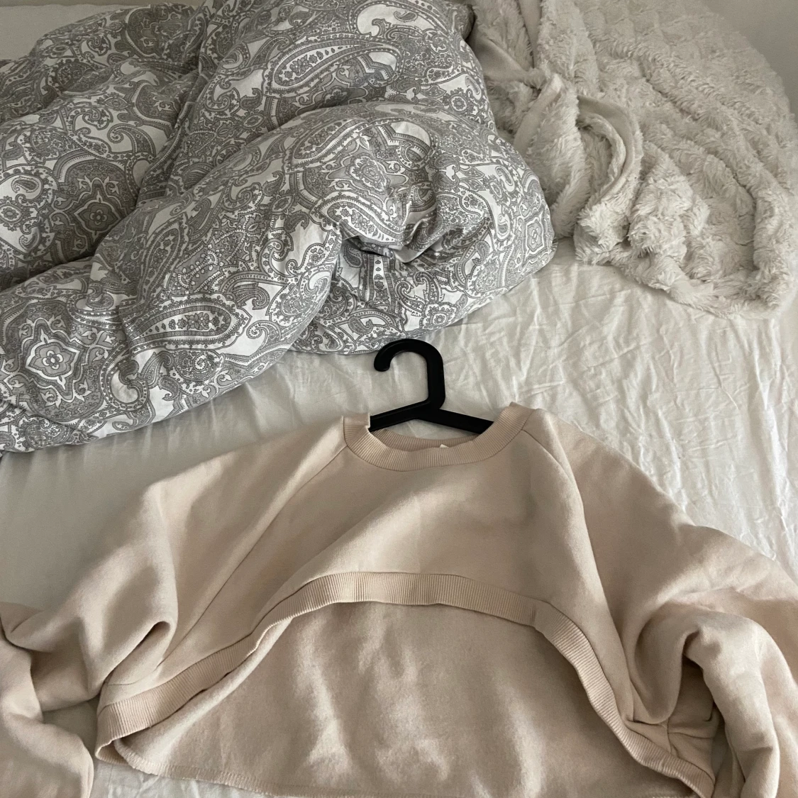 Sheatshirt med ”öppen” framsida🤍 knappt använd,  - 90