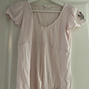 Odd Molly tröja storlek 0 - En t-shirt från Odd Molly.  Ljusrosa färg med tryckt logotyp på axeln.   Storlek 0 motsvarar XS men passar även många S.   Använd vid några få tillfällen. 