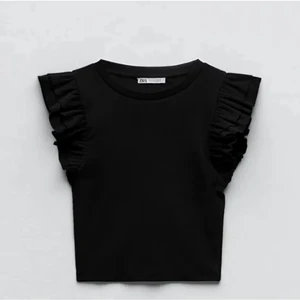 Zara topp💕 - Säljer denna jättesöta volang topp från zara💕Den är väldigt sparsamt använd och är i storlek  s (skulle passa som xs). Inte mina bilder men kan skicka om det behövs💕