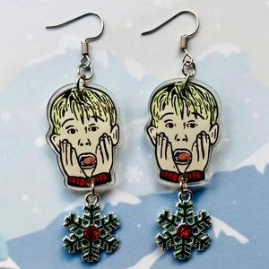 Home alone örhängen ❄️ - Nickelfria krokar och fri frakt ❄️