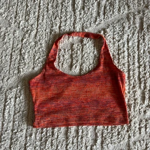 Halterneck topp - Supersnygg halterneck topp från pull & bear. Den är i storlek L men liten i storleken och passar mig bra som brukar ha storlek M!💖 Obs: använd inte ”köp direkt” utan skriv till mig🤝