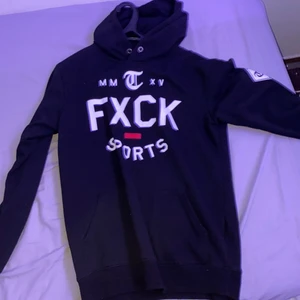 Enkel svart hoodie storlek S - En svart enkel hoodie med varmt och skönt material 