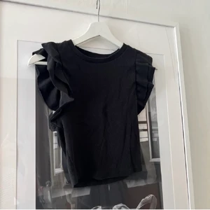 Zara toppar - Säljer dessa trendiga Zara topparna i svart och vit, båda är i storlek s och är i fint skick, är som nya. 70 kr styck 💕