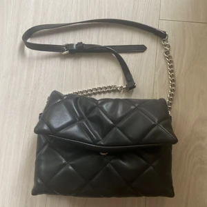 Svart quiltad väska - Super söt svart väska med kedja 💕