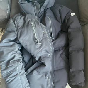 Sail racing vinter jacka - Sail racing parka nypris 7000kr. Köpt förra vintern och är i relativt bra skick. Ända felet är små hål på armarna. Jackan är XS men är väldigt stor så den skulle nog passa S-M
