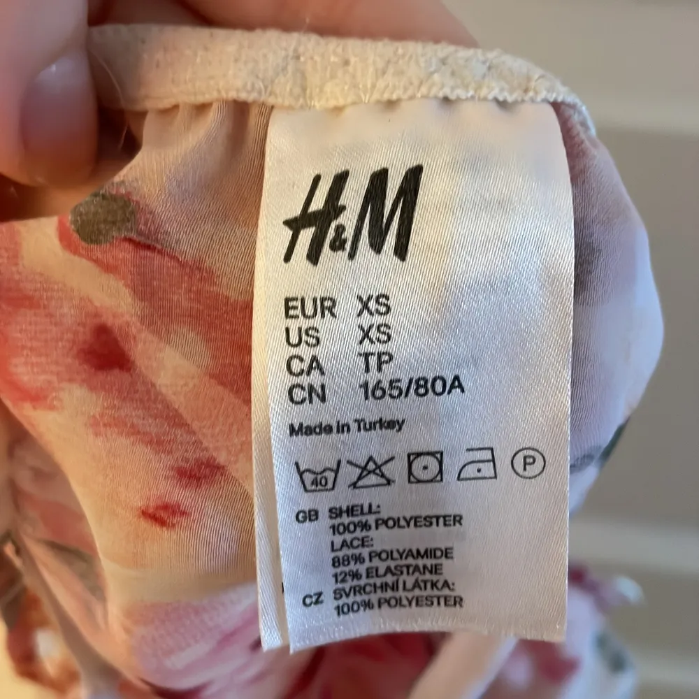 Säljer detta pyjamas linne från h&m som funkar som en super gullig topp. Linnet är i storlek xs, 100% polyester. . Toppar.