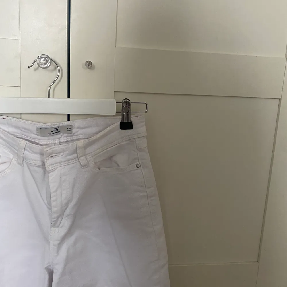 Vita jeans, är 162 o de är ner till fötterna på mig. Byxorna är inte låg eller högmidjade på mig, de sitter till nedanför naveln på mig så det beror på hur lång man e hur de sitter sitter! Skulle säga att storleken är s.. Jeans & Byxor.