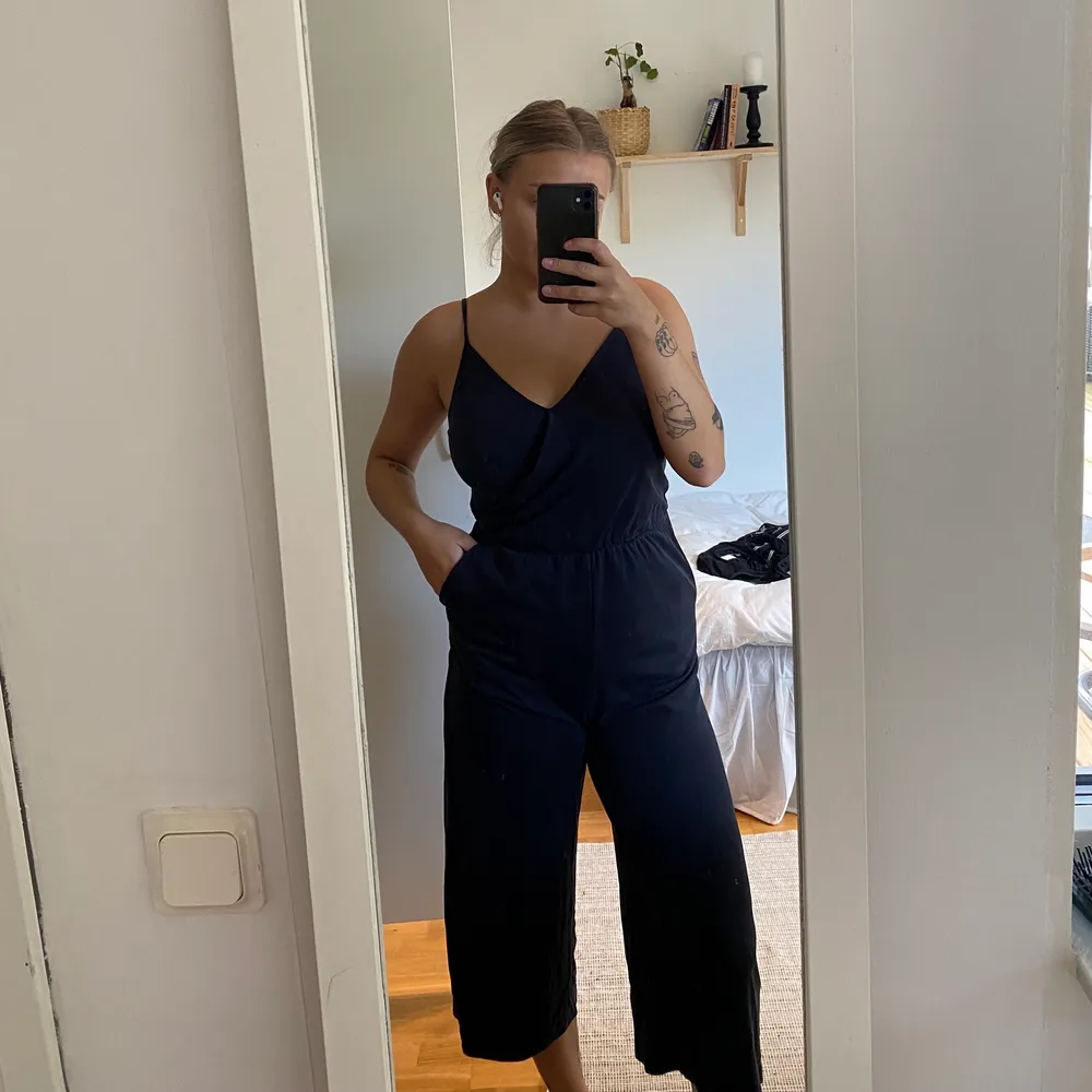 Jumpsuit från HM i deras so soft serie, använd sparsamt, storlek XS. Övrigt.