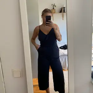 Jumpsuit från HM i deras so soft serie, använd sparsamt, storlek XS