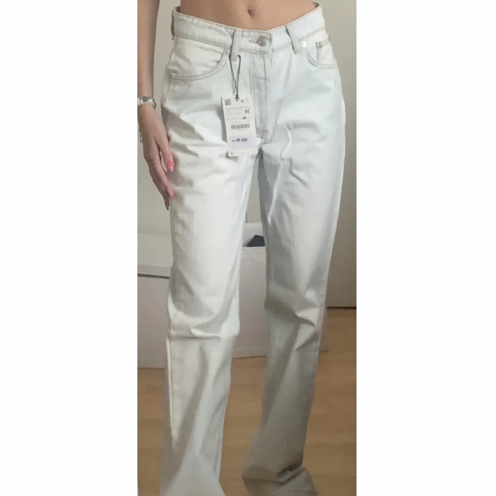 Helt nya zara jeans, säljer då dom är antingen för stora! 🥰❤️. Jeans & Byxor.