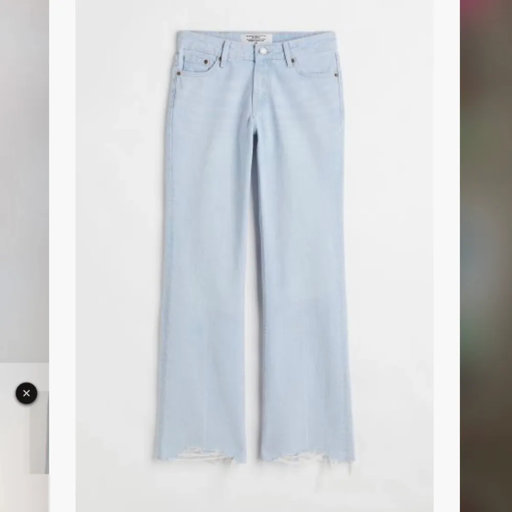 Low waist jeans från hm, i modellen 90’s flare low jeans och färgen blek denimblå. ❣️ Bra skick, säljer då dem är långa på mig! Nypris 400 kr. Återkommer med mått! Skriv för egna bilder💘💞. Jeans & Byxor.