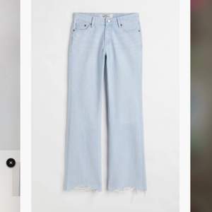 Low waist jeans från hm, i modellen 90’s flare low jeans och färgen blek denimblå. ❣️ Bra skick, säljer då dem är långa på mig! Nypris 400 kr. Återkommer med mått! Skriv för egna bilder💘💞