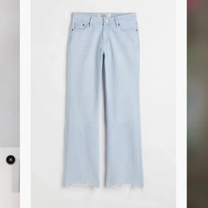 Low waist flate jeans H&M - Low waist jeans från hm, i modellen 90’s flare low jeans och färgen blek denimblå. ❣️ Bra skick, säljer då dem är långa på mig! Nypris 400 kr. Återkommer med mått! Skriv för egna bilder💘💞