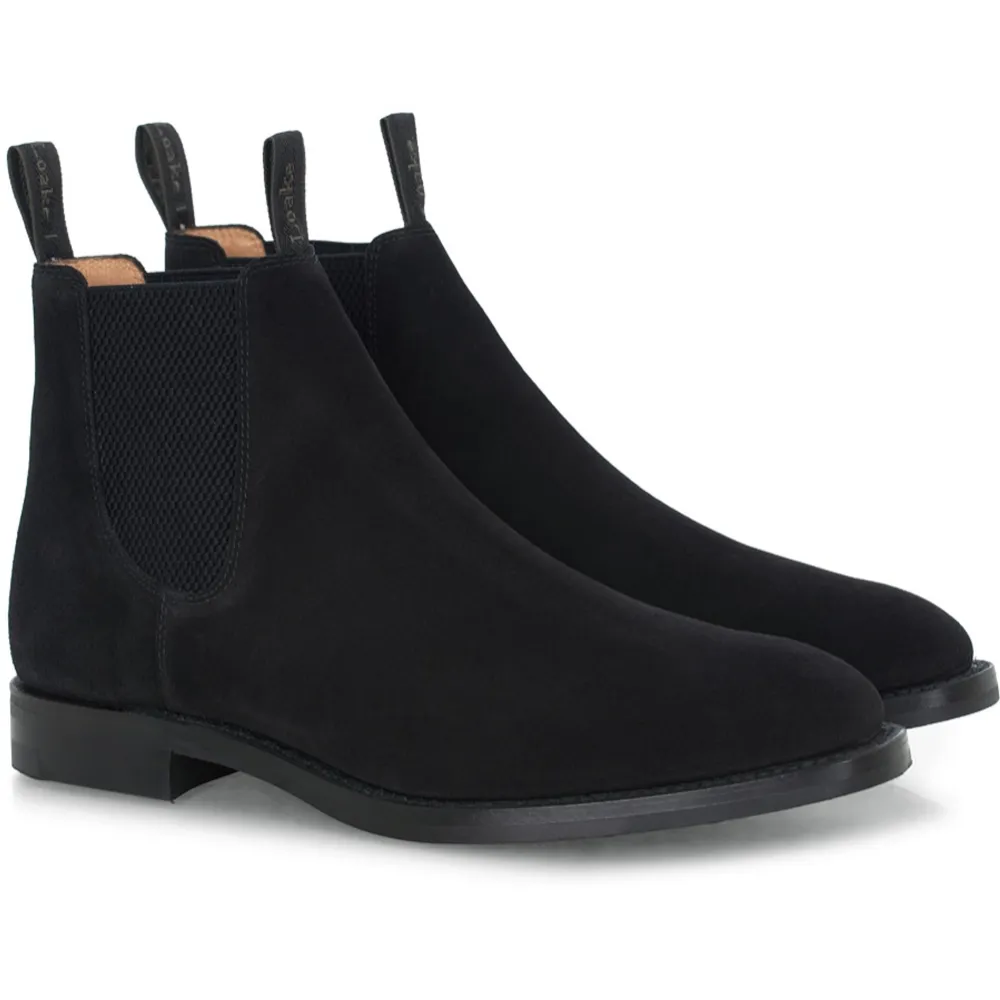 Fina högkvalitativa Chelsea boots från märket Loake. Modellen heter 1880 Classic Chatsworth Chelsea Boot och är i suede/mocka. Randsydd konstruktion. Tillverkad i England. Innersula i läder. Yttersula är Goodyear Welted. Kengät.