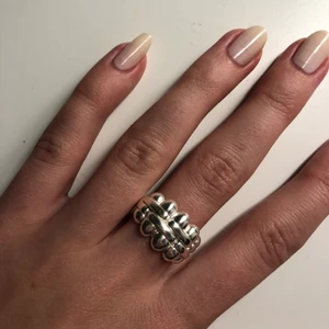 Ring från Pilgrim - Silver pläterad ring ifrån Pilgrim. Ringen är justerbar och har pilgrims stämpel inuti.