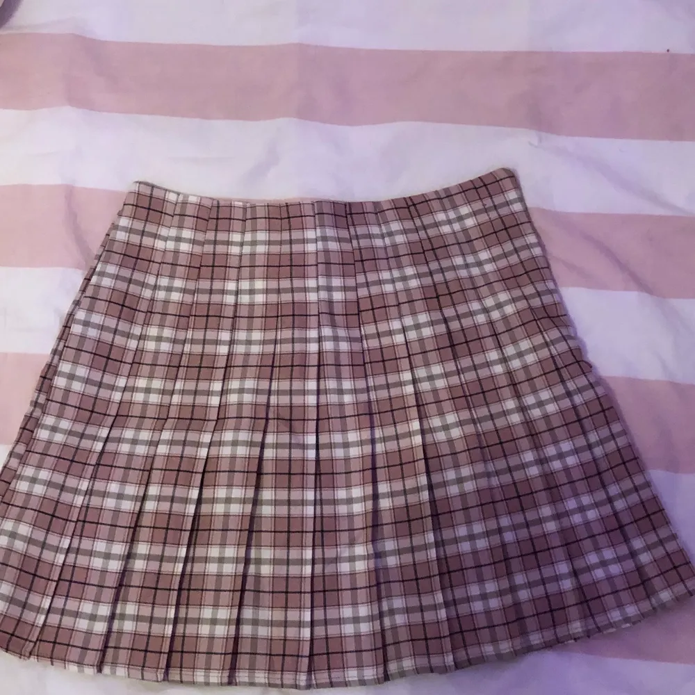 Säljer min kjol pga att jag har bytt stil, är i bra skick (:  Kan mötas upp runt Jönköping annars står köparen för frakten  Köp fler saker från min profil för ett billigare pris!!. Kjolar.