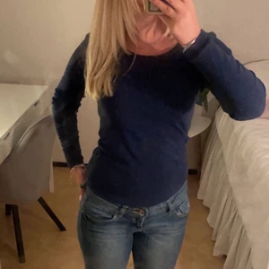 Långärmad tröja - Jättefin tröja i en fin blå färg!💕 kommer från H&M för länge sedan och passar till allt! Storlek M, men passar mig som har S eller M.