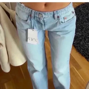 Zara jeans - Låg/mid midjade jeans Svin snygga!! Säljer då de är för små för mig Inte min bild, hör av er om ni vill ha egna bilder elle har frågor ❌BYXORNA ÄR INTE SÅLDA, HON SOM BUDA SVARAR EJ NU❌ FINNS KVAR