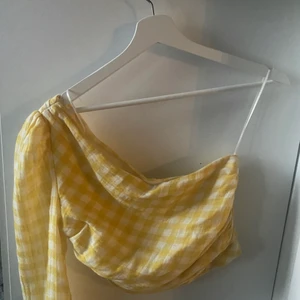 Zara - Säljer en super fin topp från zara i storlek s, den är aldrig använd och nypris är 300kr. Säljer den för 200💗💗