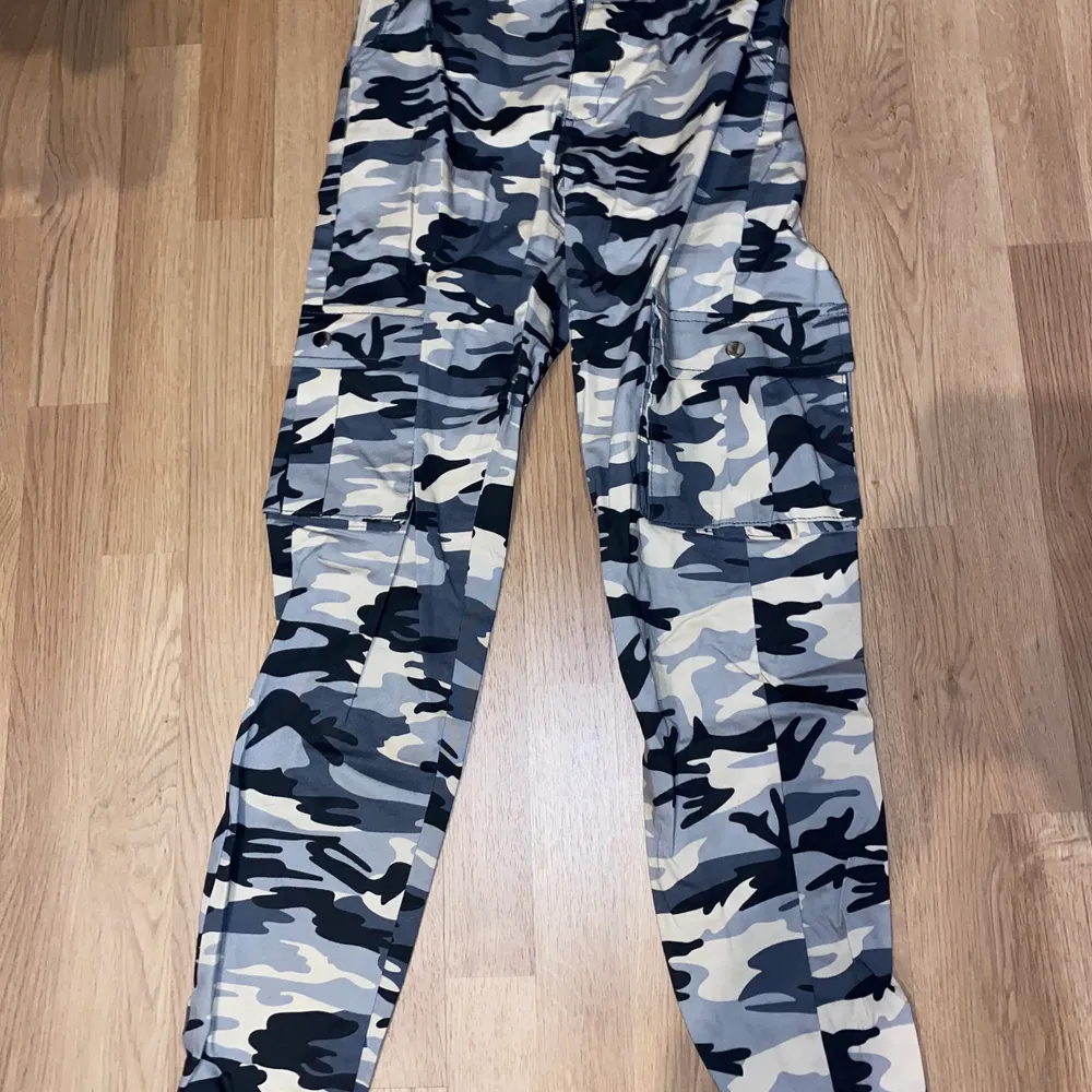 Vita camoflage byxor från madlady  Oanvända i storlek S. Jeans & Byxor.