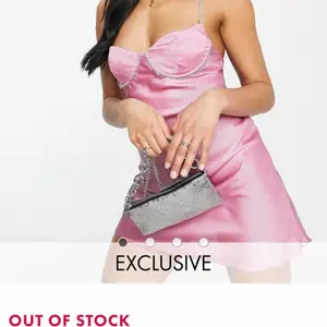 Slutsåld superfin rosa sidenklänning med ”diamant”stenar som band. köpte för 409 säljer för 280.  Aldrig använd. Tryck på kontakta och inte köpdirekt❤️