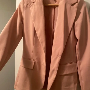 Kappa - Super fin blazer, jätte fin passform och endast använd 1 gång. Säljer den för 150kr. Hör av er om ni är intresserade.💕 frakt tillkommer 
