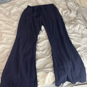 Linne byxor  - Mörkblå linne byxor! Vet inte vart dom är köpta fick dom av min mamma för dom inte passade henne! Storlek XL men passar mig som är mindre💗 skriv privat för fler bilder💗