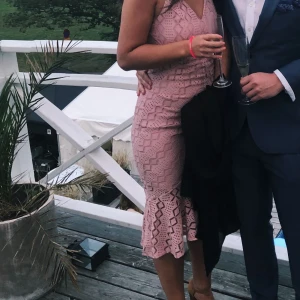 Rosa klänning - Superfin rosa midiklänning köpt på Asos. Använd endast en gång