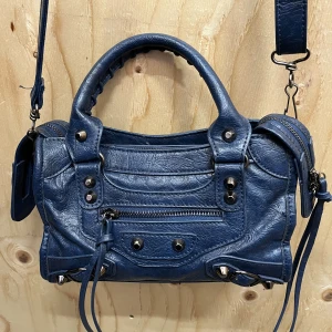 Balenciagaliknande väska - Intressekoll på min balenciagaliknande väska. Köpt här på Plick 💕