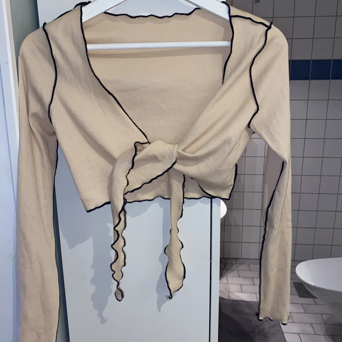 Beige topp med svarta detaljer