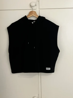 Hoddie utan ärmar - Säljer denna hoodie utan ärmar från H&M.