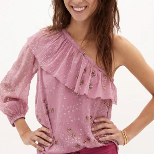 Volangtopp med gulddetaljer - säljer denna otroligt fina topp med guld/glitterdetaljer från spanska märket hoss intropia 💖 har redan en i annan stl så behöver inte denna ✨ nypris ca 1600kr, säljer för 459kr