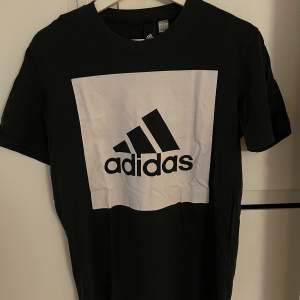 Svart t-shirt från Adidas 