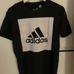 Addidas T-shirt - Svart t-shirt från Adidas 