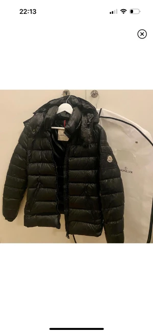 Moncler jacka  - Moncler jacka i dammodell strl S, modell Bady. ALLT medföljer som man får när man köper ny i butik, extra knappar, påsar, Moncler galje osv. Köpt i Stockholm i Monclerbutiken, kvitto finns. Nypris 11 280kr. Inga defekter utan i mycket gott skick!! Strl 1