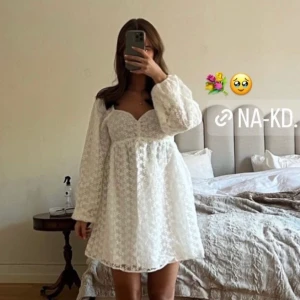 Ida Carlsson studentklänning - Intressekoll på denna populära klänning från NAKD, storlek 38.